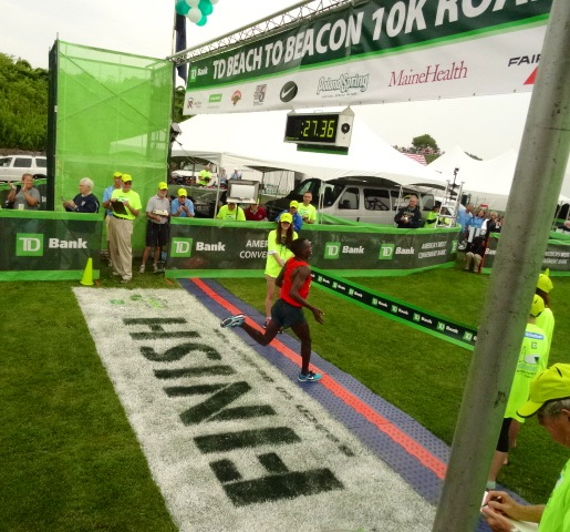 After a 4:18 5th mile set him free Bedan Karoki continues his hot streak winning 2014 B2B in 27:37, third fastest in race history.