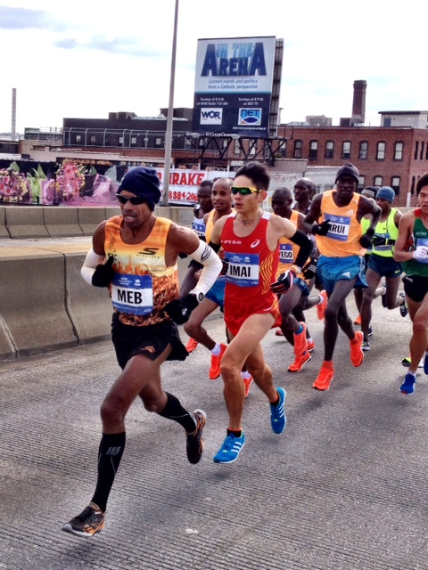 Meb leads up onto Pulaski Bridge at half-way in 67:53