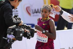 Mare Dibaba goes sub-2:20 in Xiamen (Jiang Dehong photo)